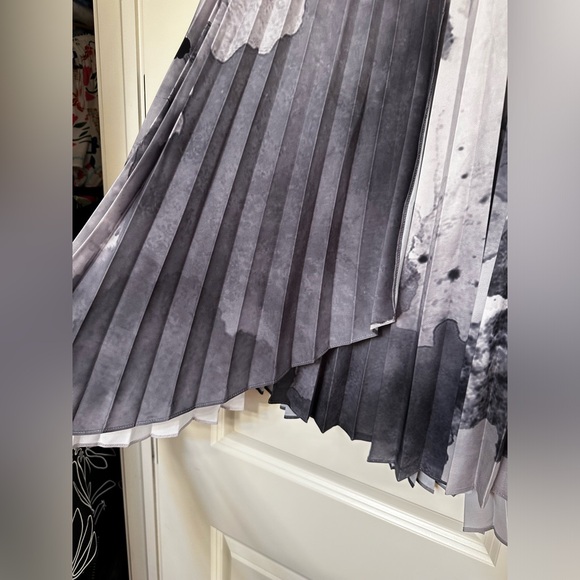 Watercolor Pleated Skirt - Picture 4 of 9